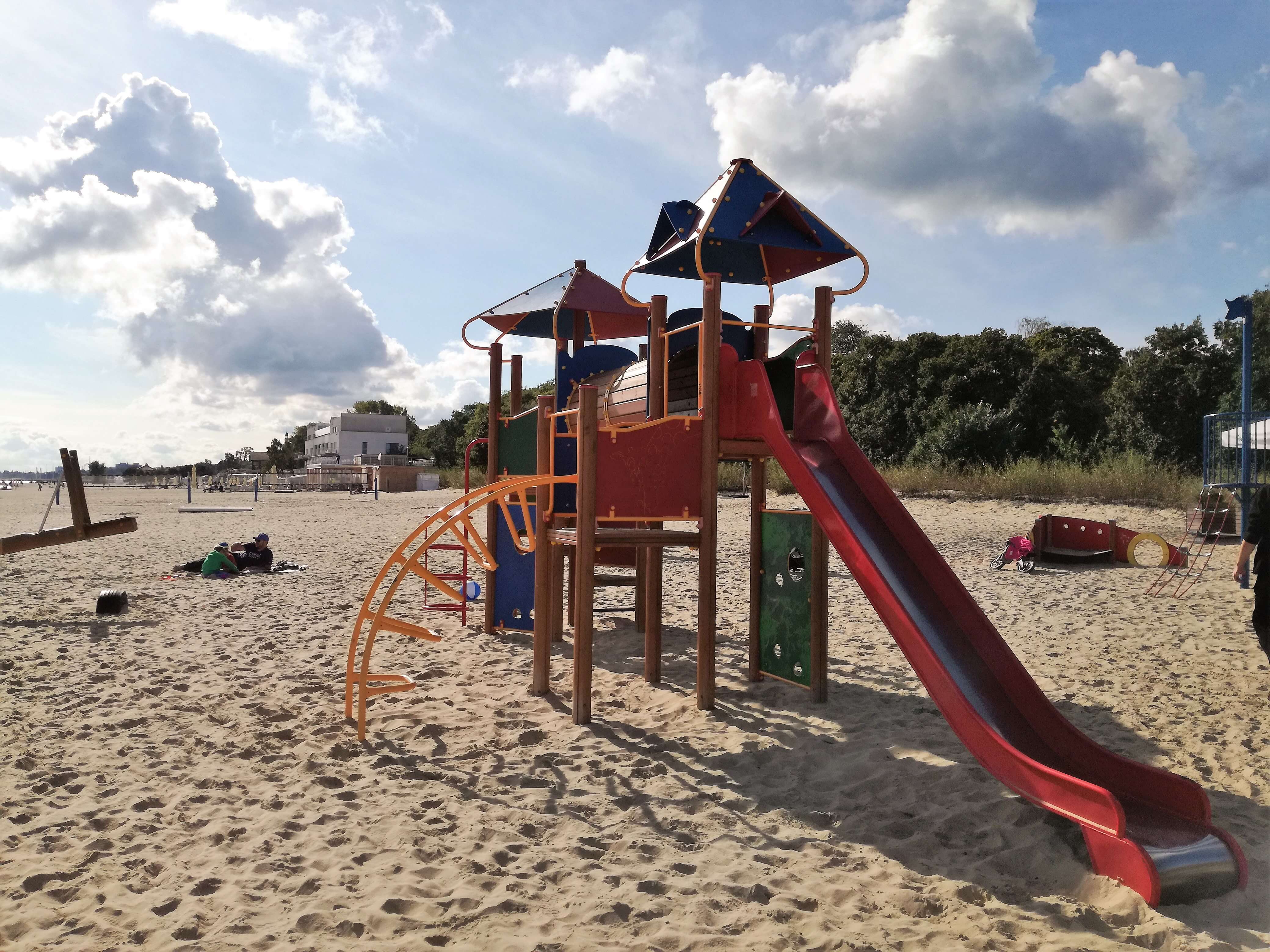 Plac zabaw na plaży Sopot 2_atrakcje dla dzieci Sopot - rodzinnykompas.pl