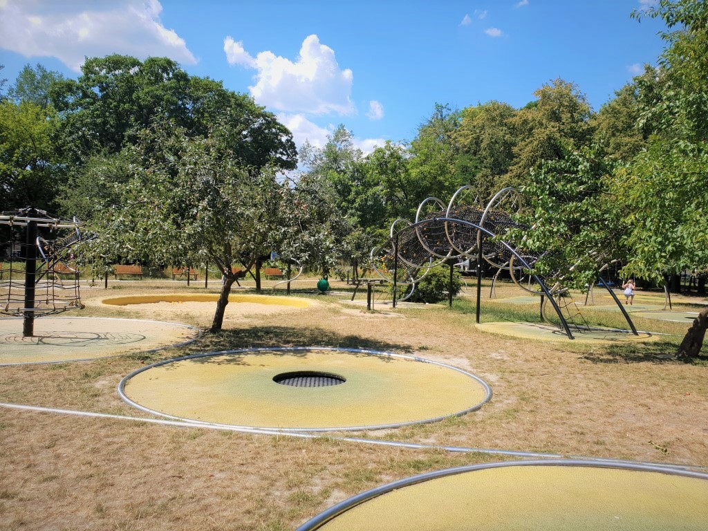 Park trampolin AWF - plac zabaw - atrakcje dla dzieci Warszawa - Rodzinny Kompas 4