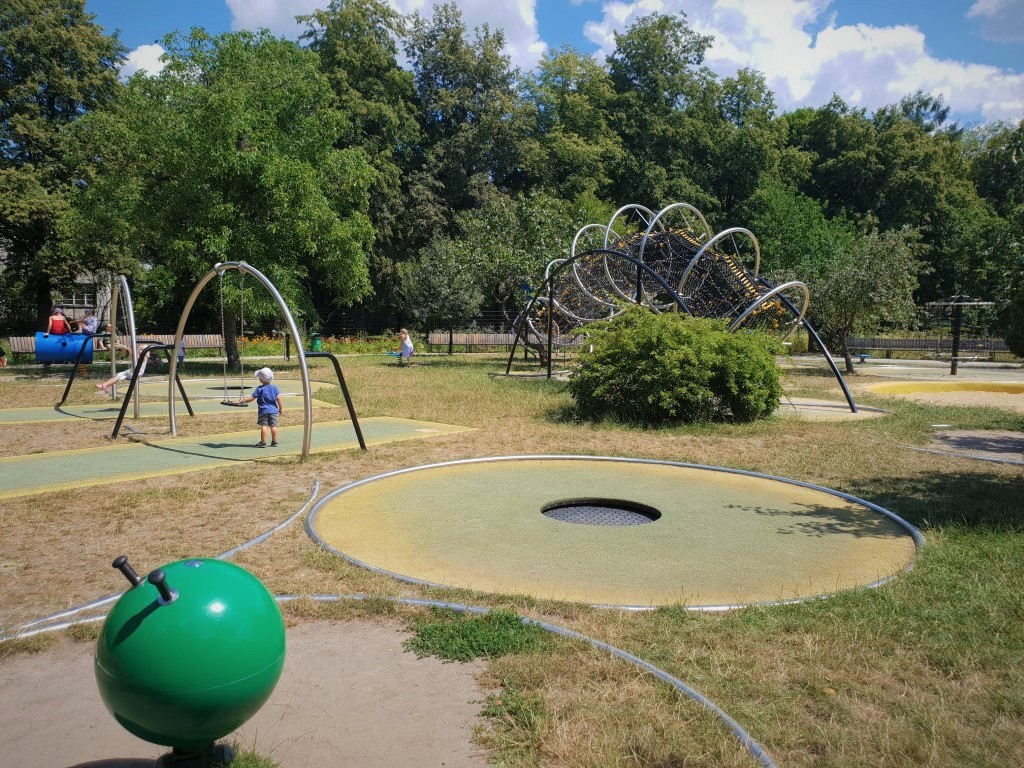 Park trampolin AWF - plac zabaw - atrakcje dla dzieci Warszawa - Rodzinny Kompas 2