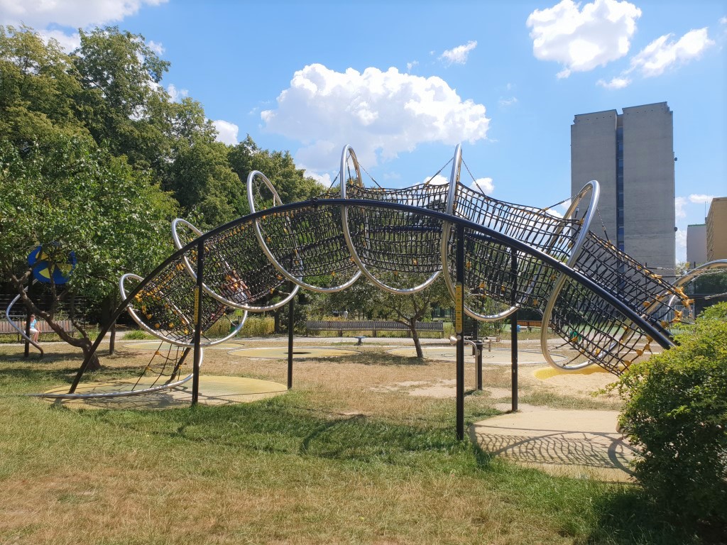 Park trampolin AWF - plac zabaw - atrakcje dla dzieci Warszawa - Rodzinny Kompas 1
